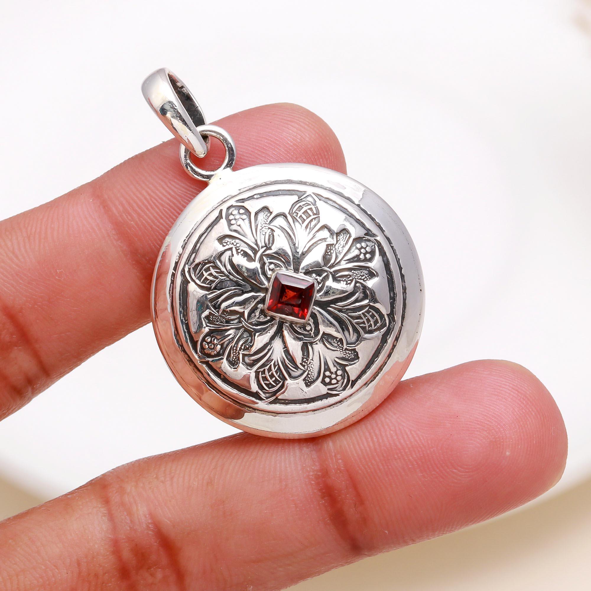 925 Sterling Silver Vintage Round Garnet Medallion Pendant