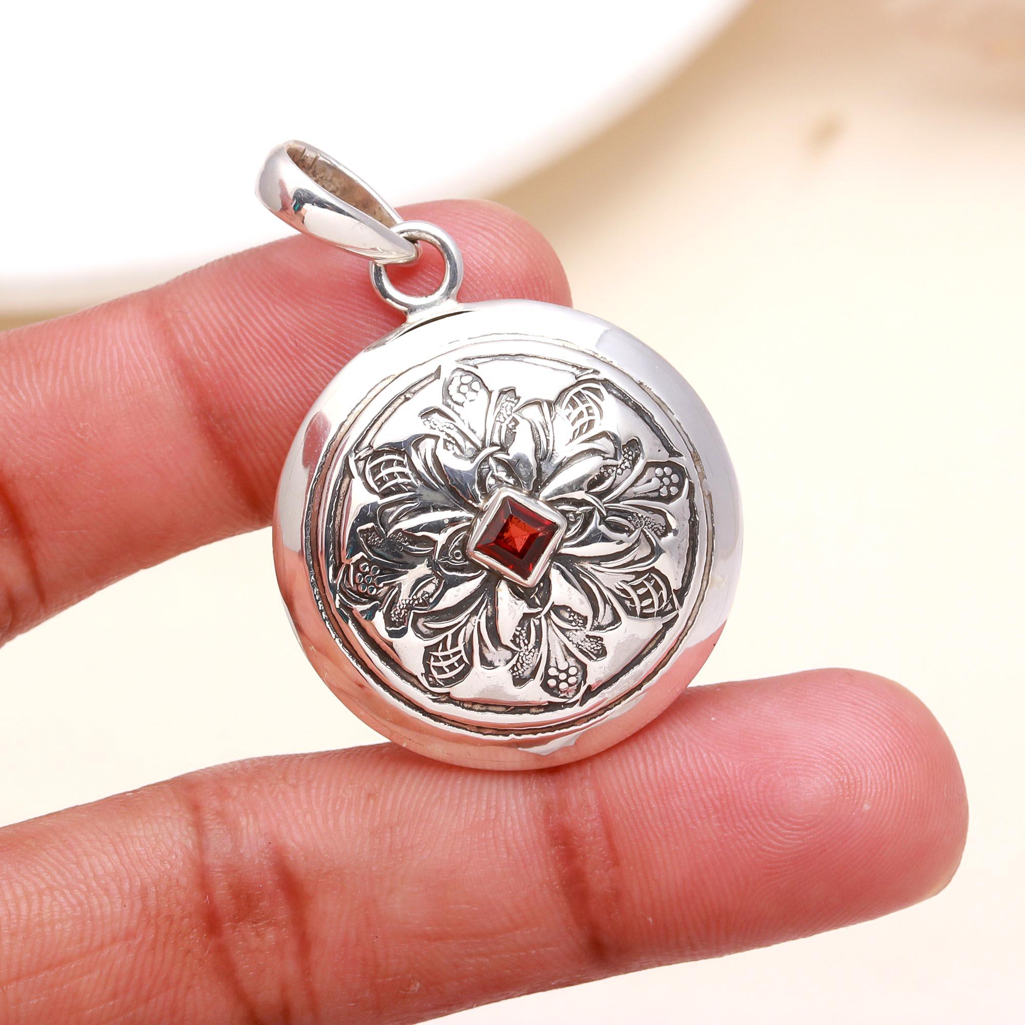 925 Sterling Silver Garnet Round Vintage Floral Pendant
