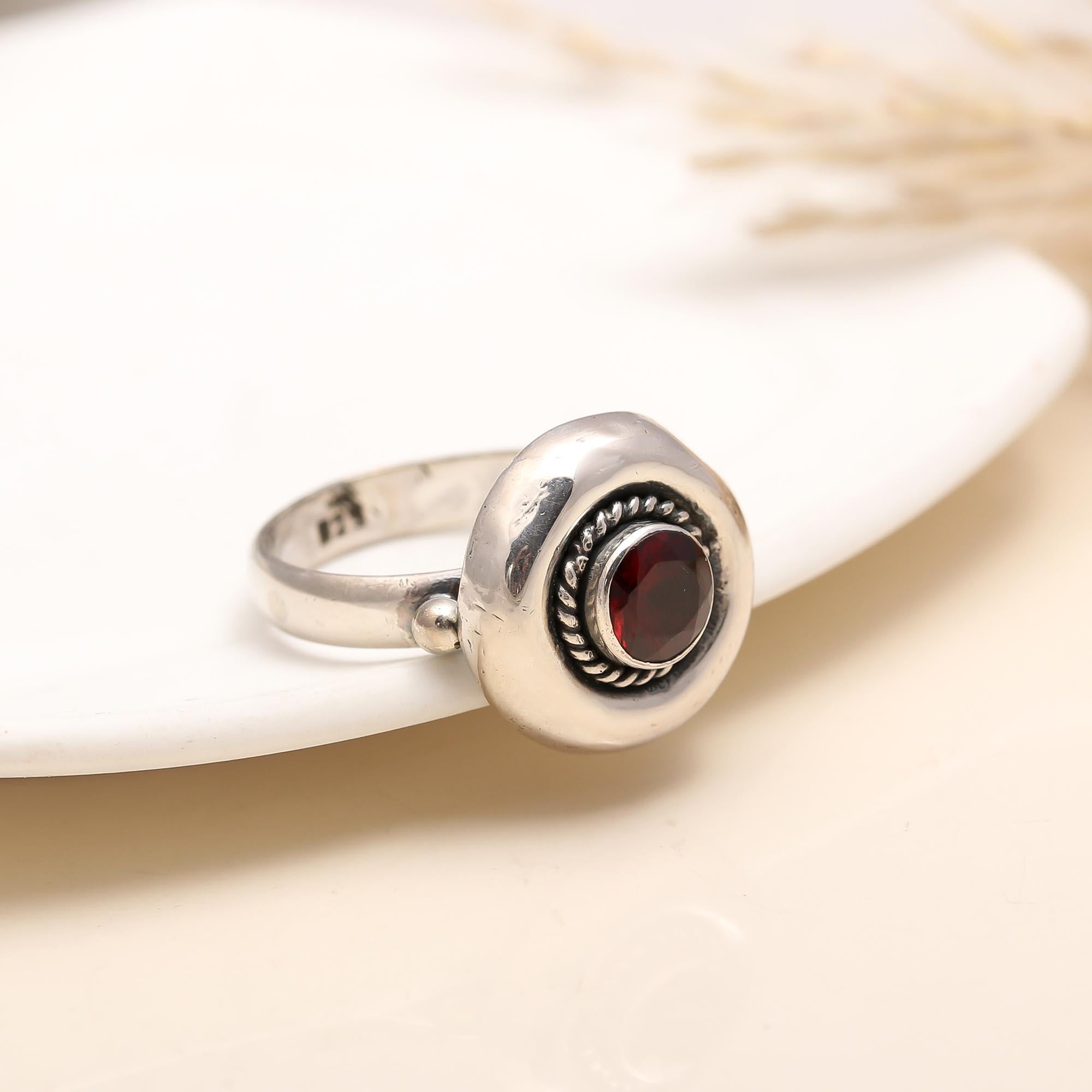 925 Silver Round Garnet Ring with rope detail close-up